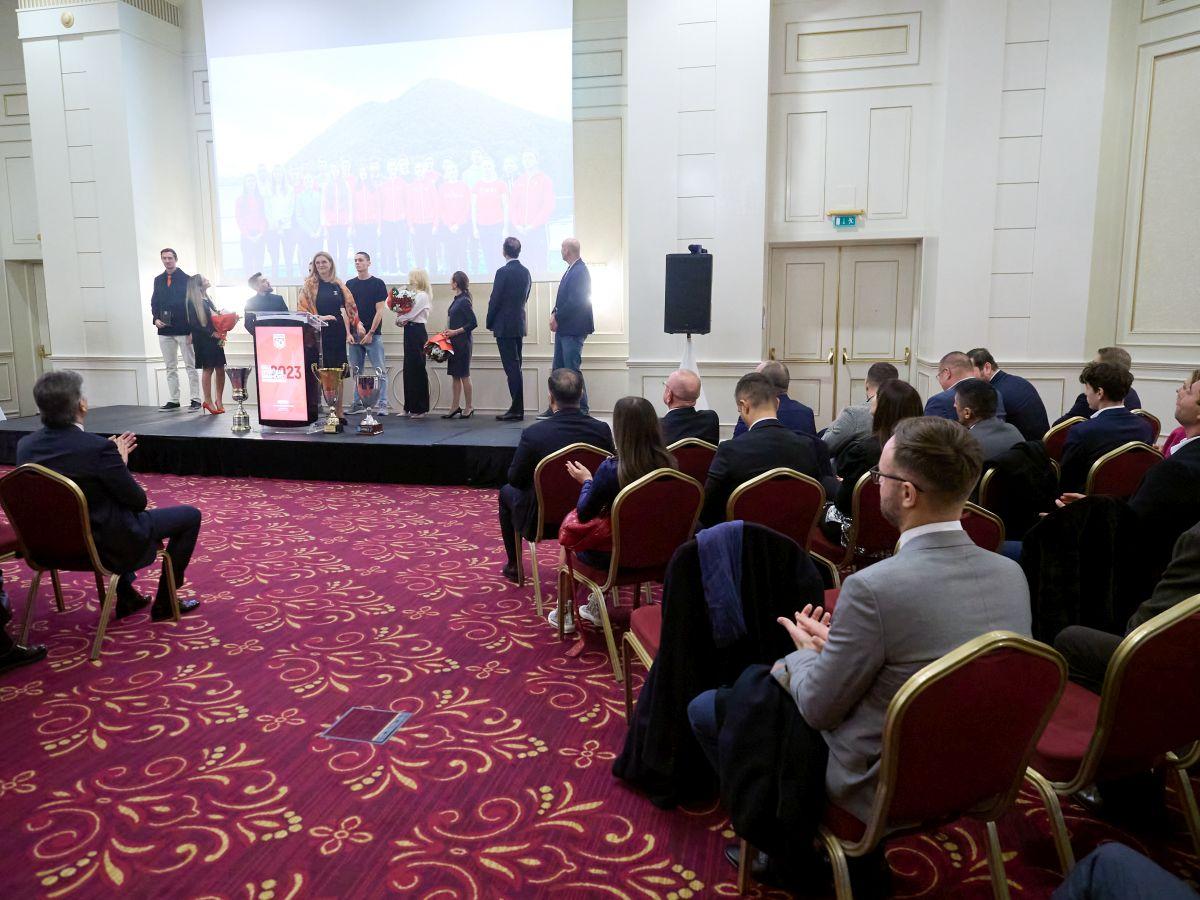 Dinamo și-a premiat sportivii de elită » Imagini spectaculoase de la gala finalului de an + ce au spus Lipă, Covaliu și Lupescu