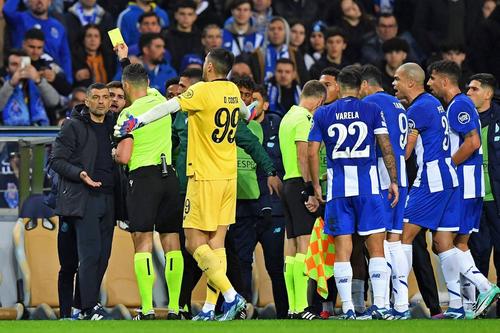 Istvan Kovacs îi arată cartonașul galben lui Sergio Conceicao / Foto: Imago