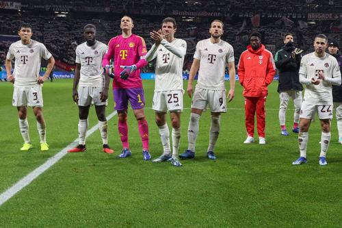 Jucătorii lui Bayern salută suporterii / Foto: Imago
