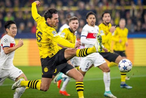 Hummels respinge un atac al lui PSG // Foto: Imago