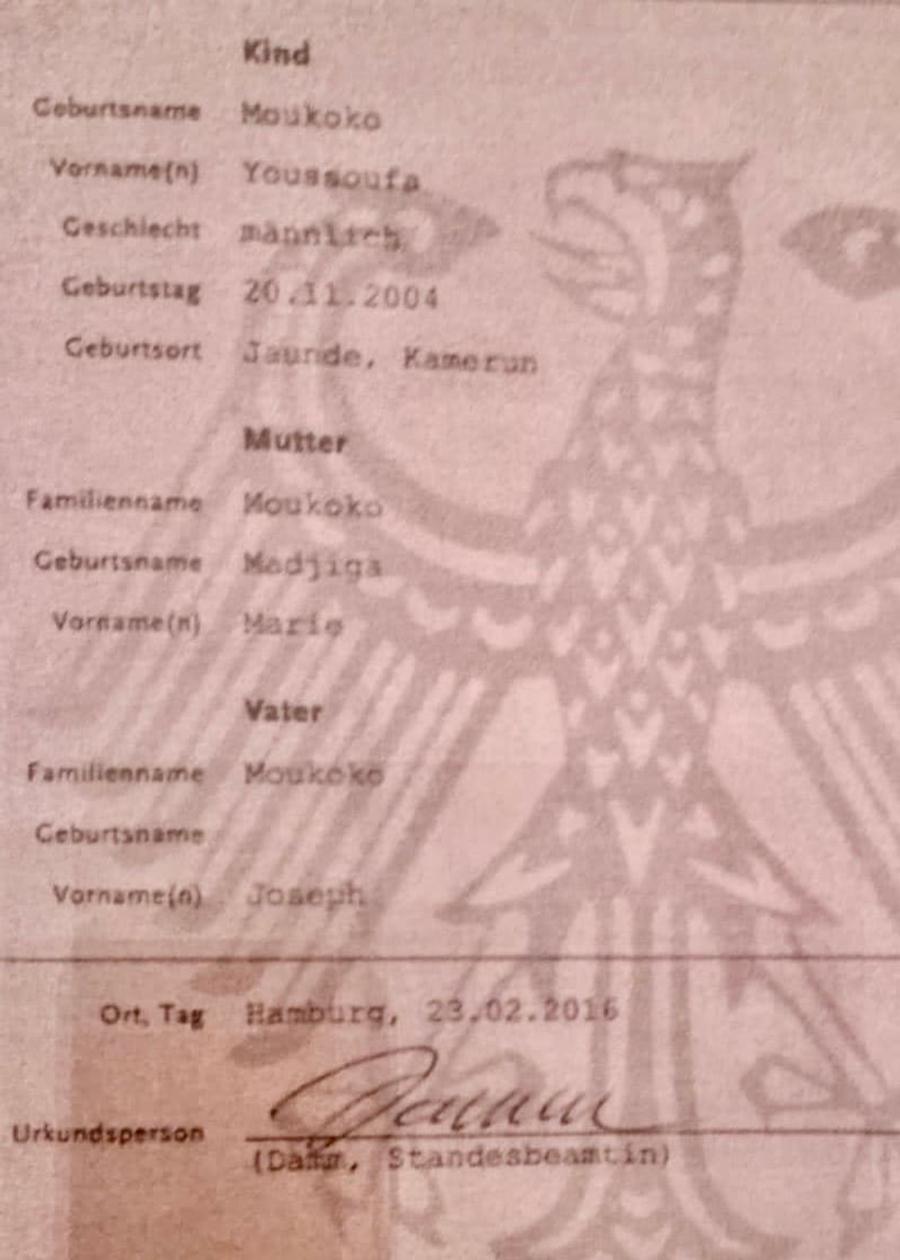Actualul certificat de naștere al lui Youssoufa Moukoko / Foto: Bild Presupusul tată al fotbalistului dezvăluie: „L-am întinerit în acte cu 4 ani”. Îl dă afară Borussia Dortmund?!