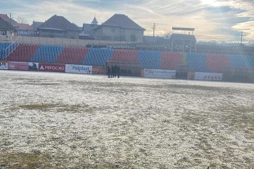 Meciul Șelimbăr - FC Bihor, din runda cu numărul #17 din Liga 2, ar fi trebuit să înceapă la 11:00. Partida a fost amânată cu o oră din cauza faptului că terenul se prezența în condiții impracticabile.