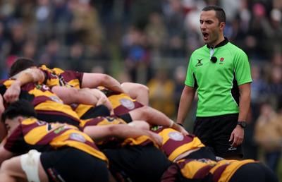 Momente dificile la un meci de rugby din Anglia! Un arbitru a fost lovit de minge și și-a pierdut cunoștința