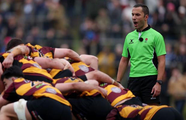 Momente dificile la un meci de rugby din Anglia! Un arbitru a fost lovit de minge și și-a pierdut cunoștința