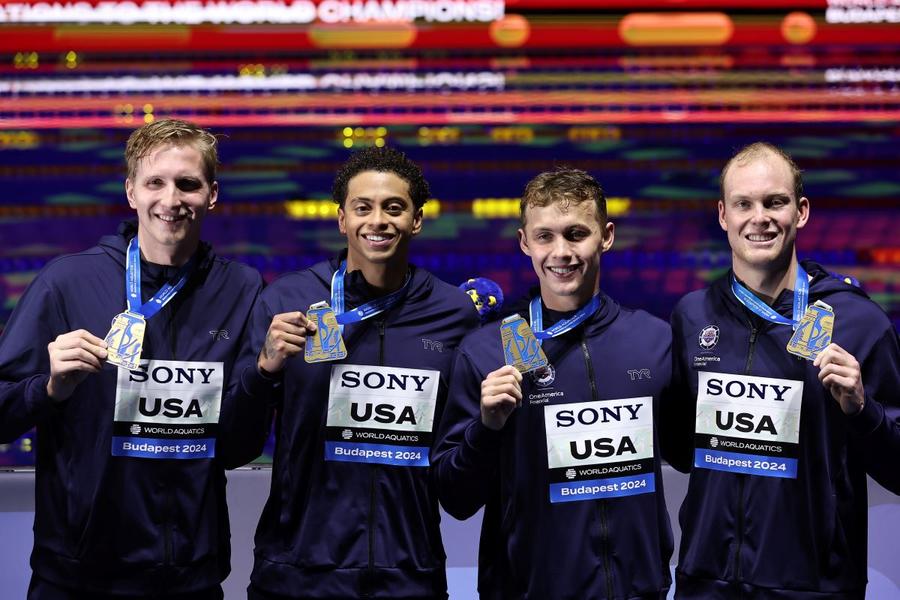 Keiran Smith, Shaine Casas, Carson Foster și Luke Hobson, membrii ștafetei SUA de 4x200 m liber care a stabilit un nou record mondial în bazin scurt Foto: Guliver/GettyImages Val de recorduri la Mondialele de înot în bazin scurt » A căzut și unul legendar, vechi din 2009!