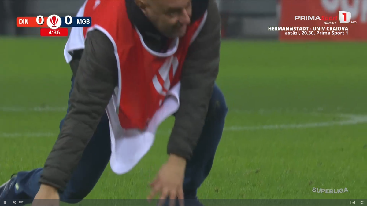Scene rar văzute în timpul unui meci, la Dinamo - Metaloglobus » „Acum ai grijă ce faci cu el”