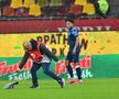 Scene rar văzute în timpul unui meci, la Dinamo - Metaloglobus » „Acum ai grijă ce faci cu el”