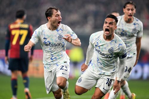 Lautaro Martinez exultă după ce înscrie al doilea gol al lui Inter pe terenul lui Genoa. Foto: Imago Images