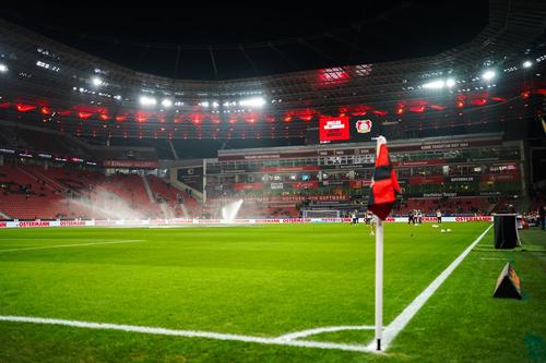 Bune părți din tribunele Bay Arena au rămas goale exact ca la începutul meciului / Foto: Imago