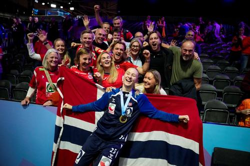 Henny Reistad pozând alături de fanii norvegieni FOTO Imago Iamges