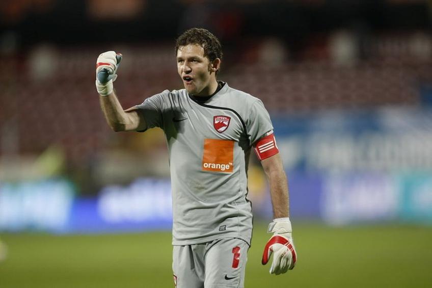 Mihai Eșanu (22 de ani) a impresionat la primul său meci ca titular între buturile „câinilor”, victoria 2-0 cu Hermannstadt, aducând aminte prin atitudine de ultimul goalkeeper campion cu Dinamo.