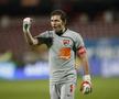 Mihai Eșanu (22 de ani) a impresionat la primul său meci ca titular între buturile „câinilor”, victoria 2-0 cu Hermannstadt, aducând aminte prin atitudine de ultimul goalkeeper campion cu Dinamo.