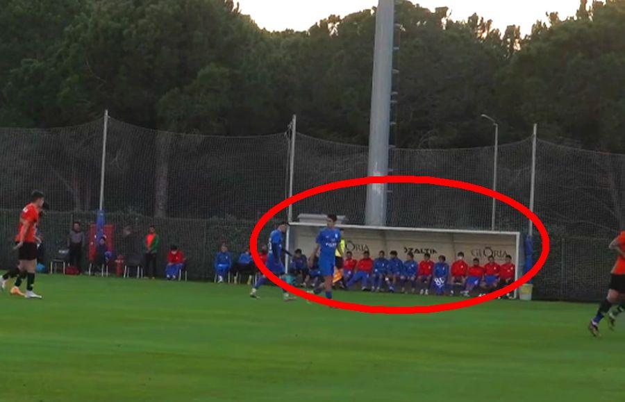 FOTO: Captură Facebook @FCSB VIDEO Detaliul remarcat de Costin Ștucan la amicalul disputat de FCSB în Antalya: „14 băieți stau ca sardinele pe banca de rezerve, doar 1-2 au măști”