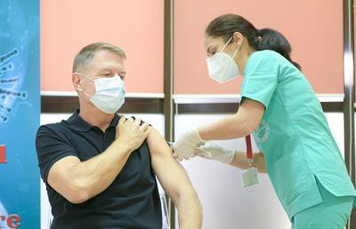VIDEO Glume în serie pe net, după ce Klaus Iohannis și-a arătat mușchii când a fost vaccinat împotriva Covid-19!