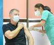 Președintele Klaus Iohannis (61 de ani) a fost vaccinat împotriva Covid-19, astăzi, la Spitalul Militar din București. Momentul a marcat startul celei de-a doua etape de vaccinare, dedicată persoanelor cu grad ridicat de risc.