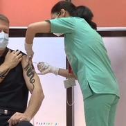Glume în serie pe net, după ce Iohannis și-a arătat mușchii când a fost vaccinat împotriva coronavirusului