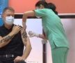 Glume în serie pe net, după ce Iohannis și-a arătat mușchii când a fost vaccinat împotriva coronavirusului