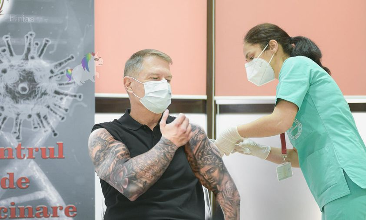 VIDEO Glume în serie pe net, după ce Klaus Iohannis și-a arătat mușchii când a fost vaccinat împotriva Covid-19!