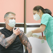 Glume în serie pe net, după ce Iohannis și-a arătat mușchii când a fost vaccinat împotriva coronavirusului