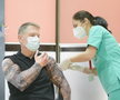Glume în serie pe net, după ce Iohannis și-a arătat mușchii când a fost vaccinat împotriva coronavirusului