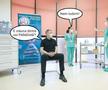 Glume în serie pe net, după ce Iohannis și-a arătat mușchii când a fost vaccinat împotriva coronavirusului