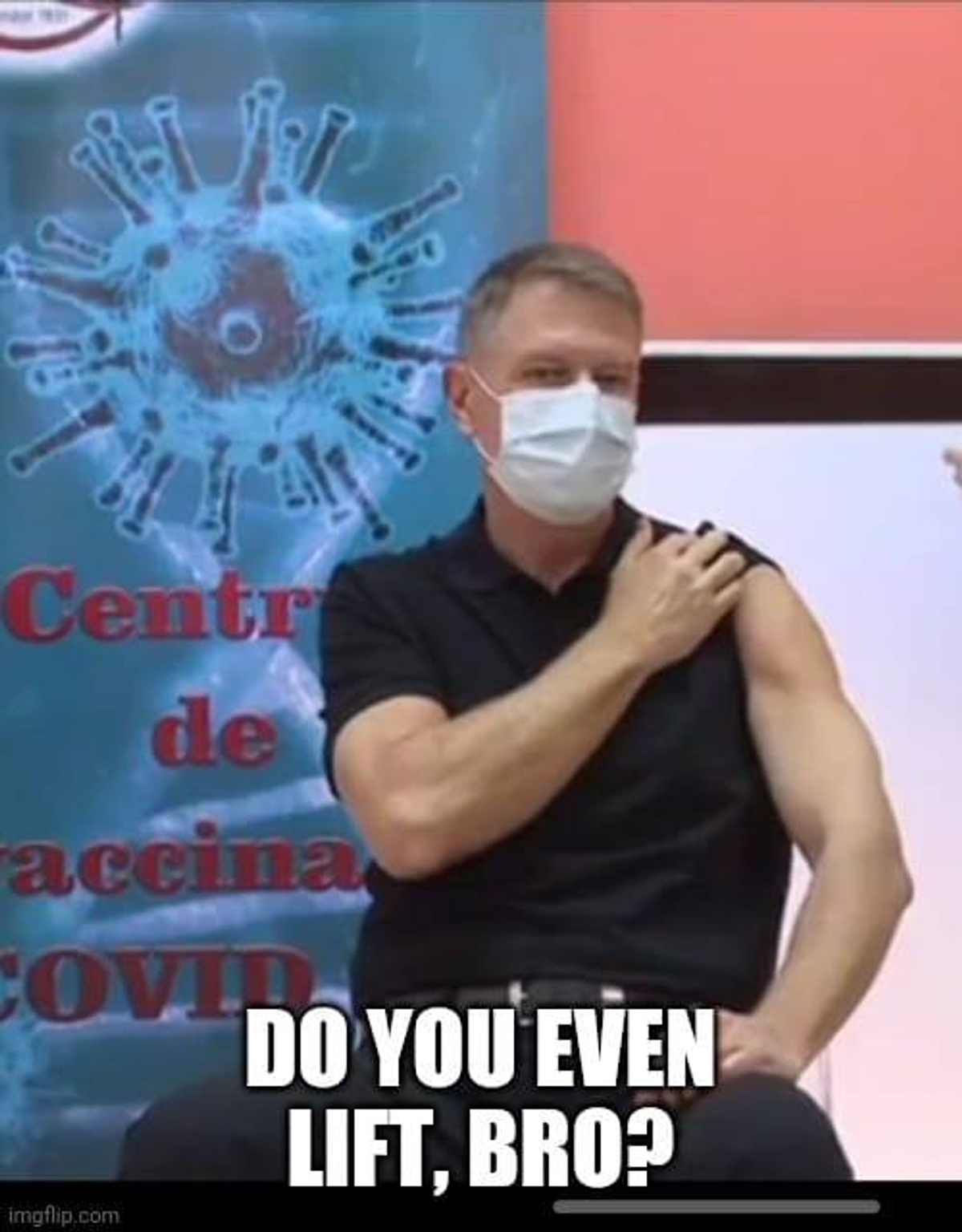 VIDEO Glume în serie pe net, după ce Klaus Iohannis și-a arătat mușchii când a fost vaccinat împotriva Covid-19!