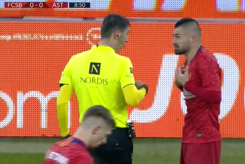 În prima repriză a meciului FCSB - Astra, fundalul sonor a fost acoperit în multe momente de injurii venite dinspre banca tehnică.