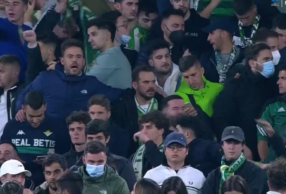 Derbi Sevillano, SUSPENDAT! Fekir a înscris din corner, apoi un jucător a fost lovit în cap cu un obiect aruncat din tribune, iar meciul oprit!