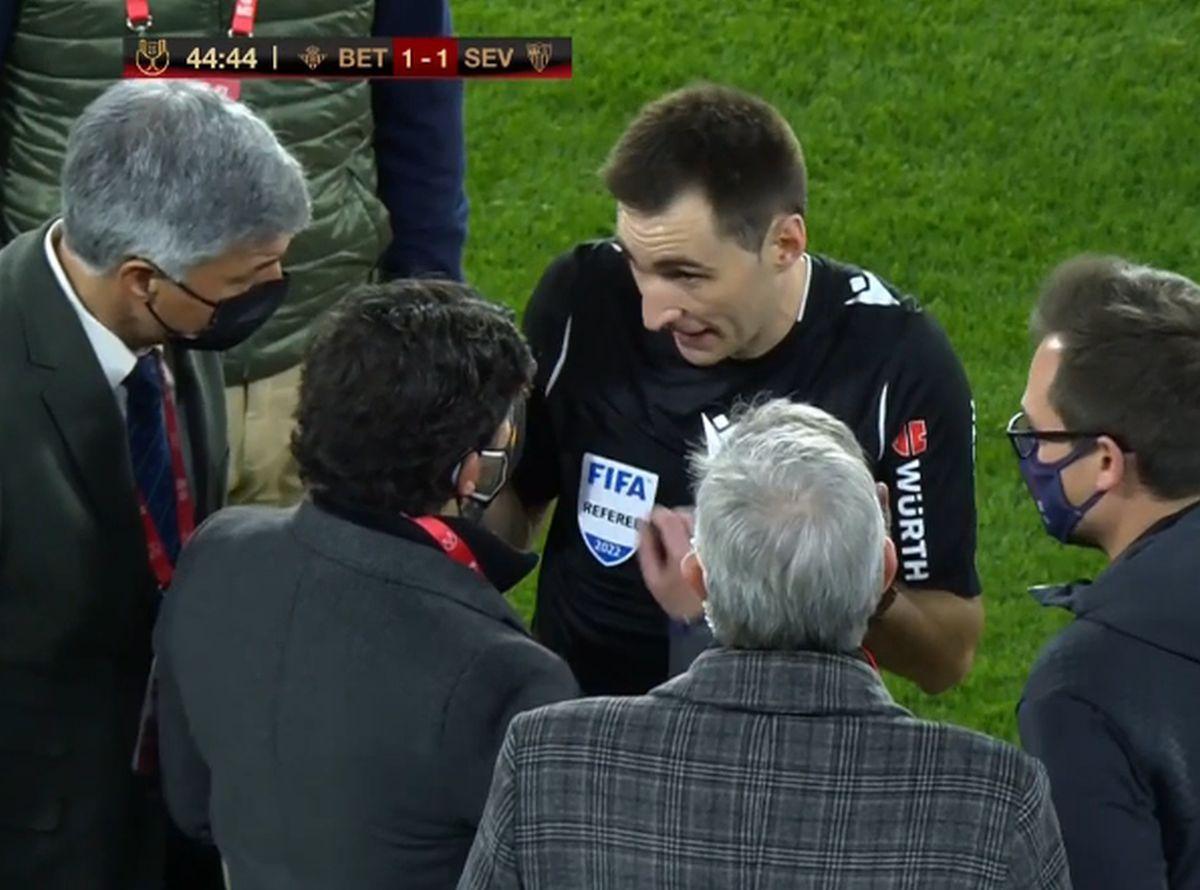 Derbi Sevillano, SUSPENDAT! Fekir a înscris din corner, apoi un jucător a fost lovit în cap cu un obiect aruncat din tribune, iar meciul oprit!