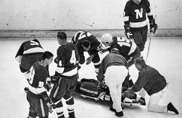 54 de ani de la cel mai dramatic moment din istoria NHL, moartea hocheistului rănit pe gheață: „Sângele i-a țâșnit pe nas, pe gură și pe urechi!”