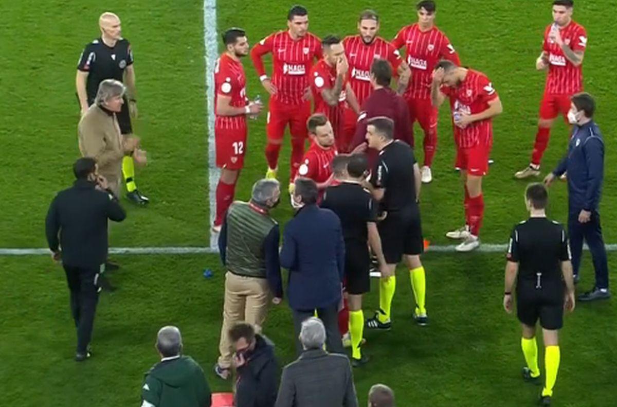 Derbi Sevillano, SUSPENDAT! Fekir a înscris din corner, apoi un jucător a fost lovit în cap cu un obiect aruncat din tribune, iar meciul oprit!