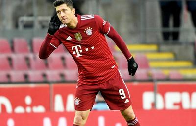 Recital Robert Lewandowski » Polonezul a ajuns la 300 de goluri în Bundesliga cu un hat-trick spectaculos