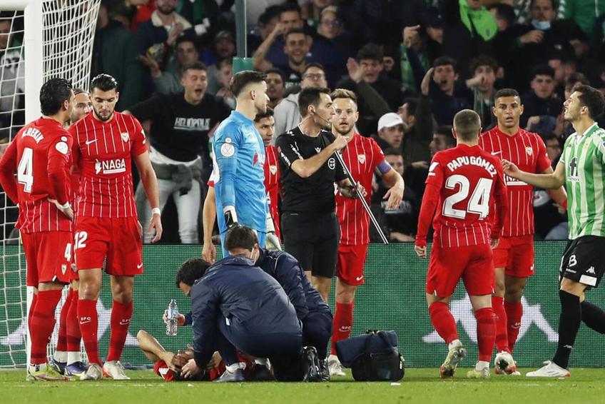 Joan Jordan, lovit în cap cu obiectul aruncat din tribune // foto: Imago Images