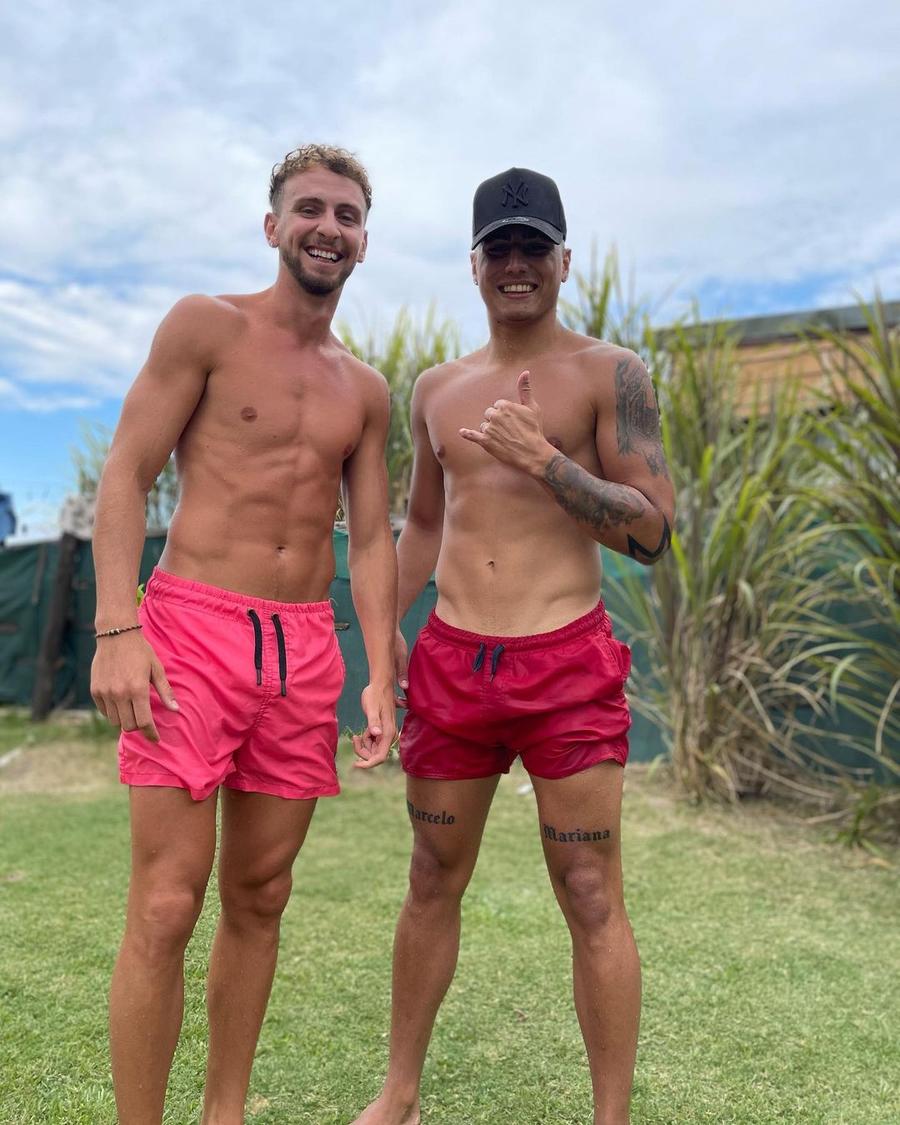 Juan Bauza, dreapta, și-a prezentat pe instagram tatuajele făcute pe picioare cu prenumele părinților săi Fotbalistul din Liga 1 care și-a „botezat” picioarele cu numele tatălui și al mamei ca să scape de accidentări