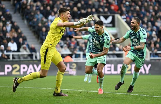 Fază incredibilă în Premier League » S-a făcut de râs la executarea penalty-ului inventat și arbitrul i-a anulat golul!
