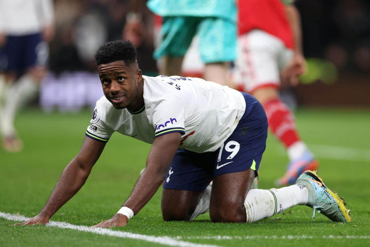 Imagini scandaloase după Tottenham - Arsenal! Portarul liderului din Premier League, lovit de un suporter coborât din tribună