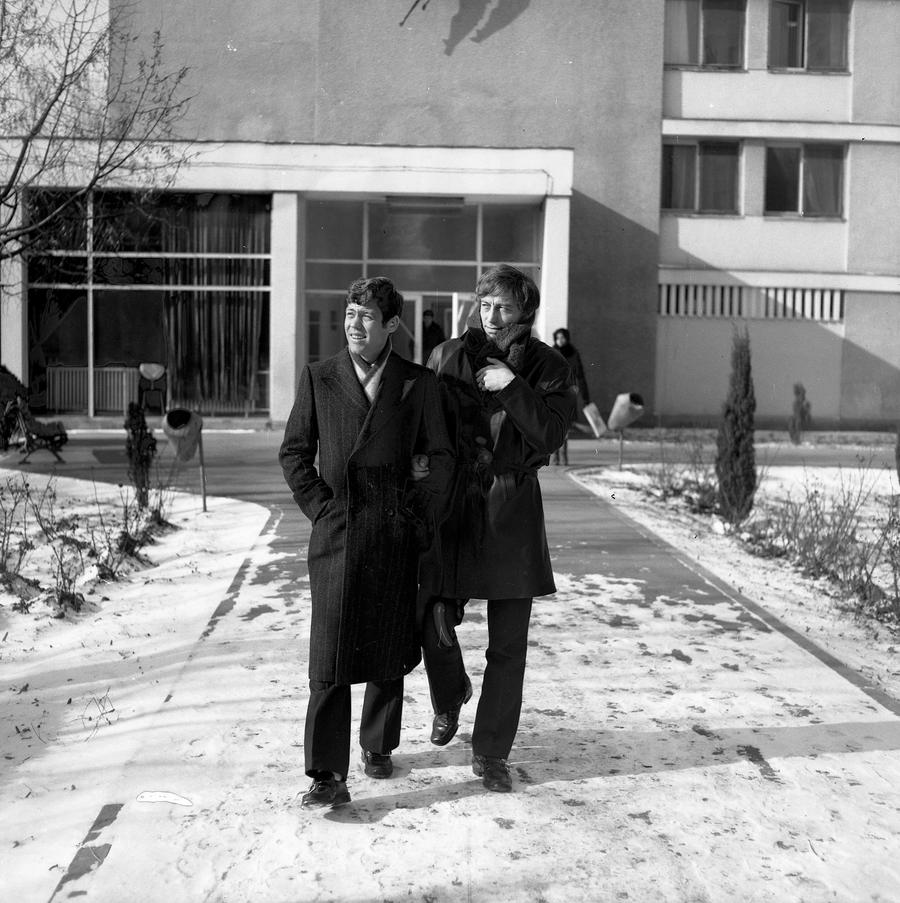 Florea Dumitrache (stânga) și Gicu Dobrin (dreapta). Foto: Arhiva GSP 54 de ani de la „cel mai frumos moment” al carierei lui Dumitrache » Dialog savuros cu Ioan Chirilă: „Beau mai puțin decât englezii şi citesc mai mult decât francezii”