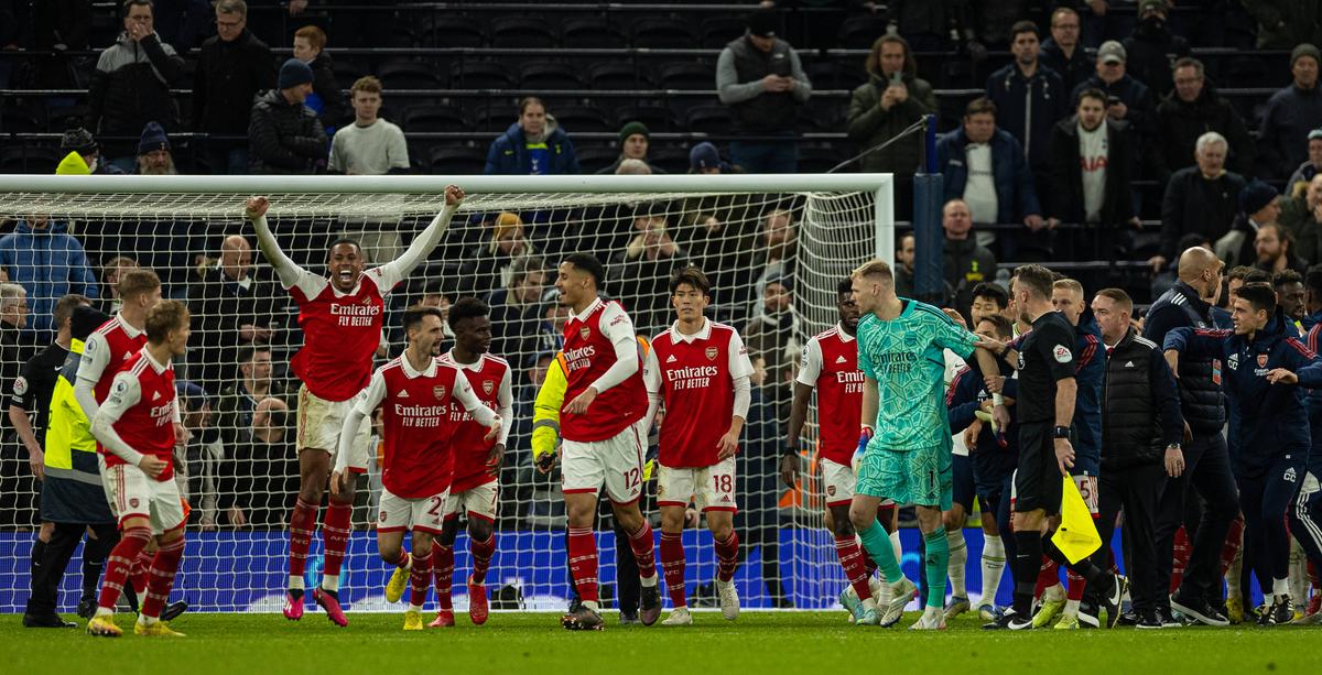 Imagini scandaloase după Tottenham - Arsenal! Portarul liderului din Premier League, lovit de un suporter coborât din tribună