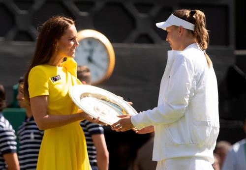 Rybakina, premiată de Catherine după triumful de la Wimbledon / FOTO: Imago