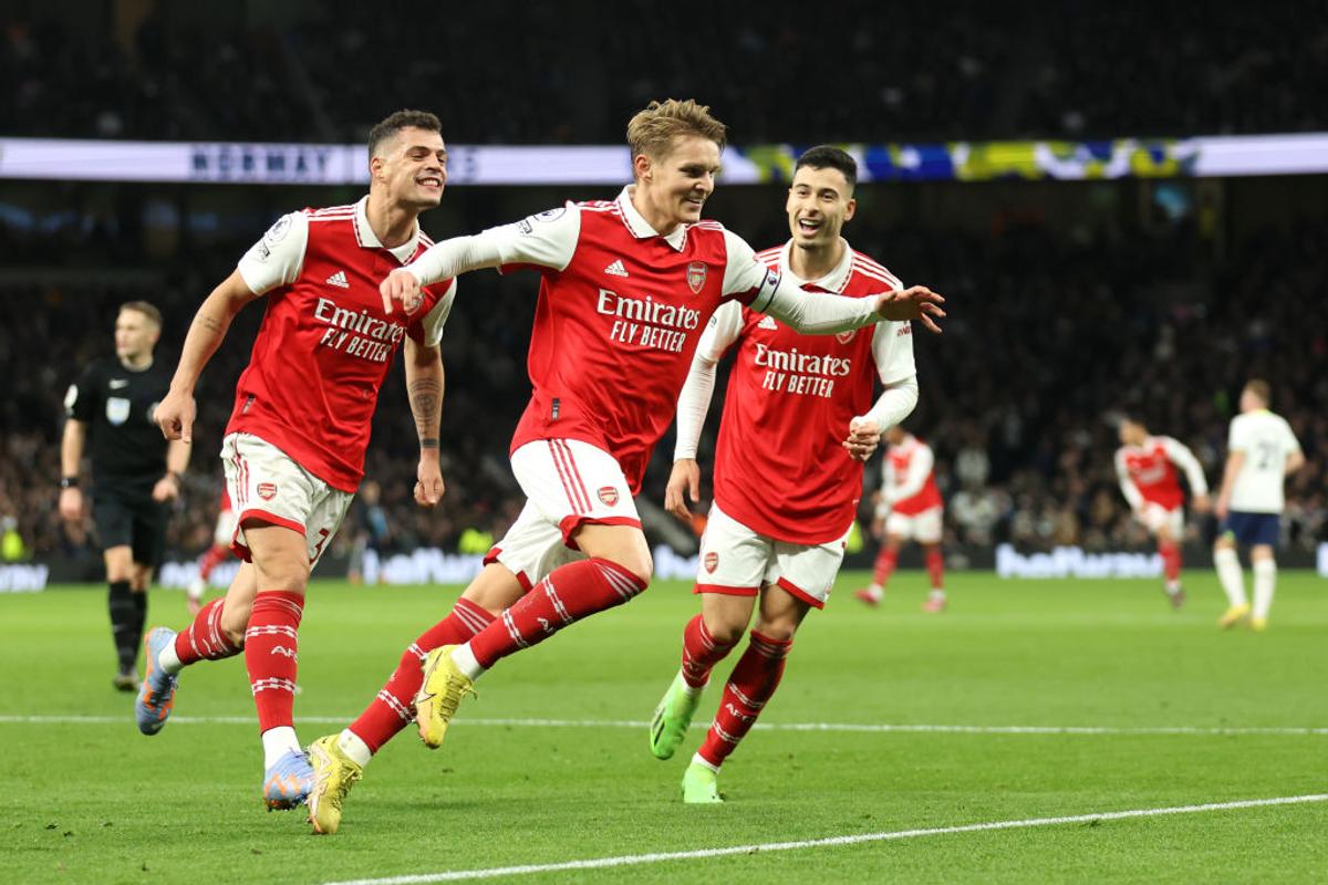 Imagini scandaloase după Tottenham - Arsenal! Portarul liderului din Premier League, lovit de un suporter coborât din tribună