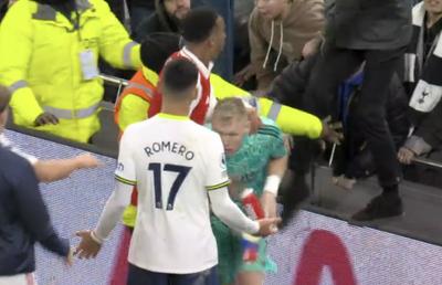 Imagini scandaloase după Tottenham - Arsenal! Portarul liderului din Premier League, lovit de un suporter coborât din tribună