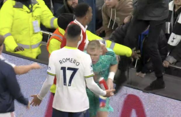 Imagini scandaloase după Tottenham - Arsenal! Portarul liderului din Premier League, lovit de un suporter coborât din tribună
