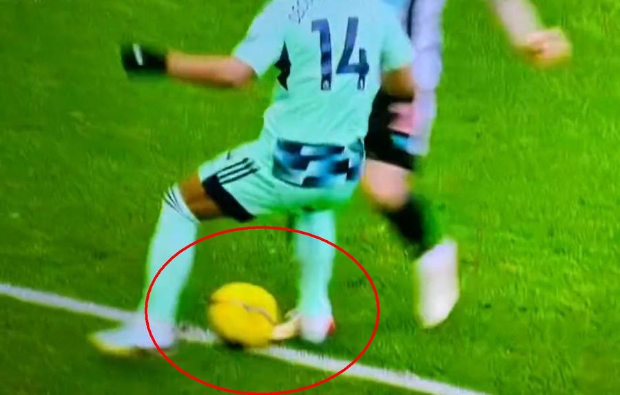 Trippier, călcat evident Fază incredibilă în Premier League » S-a făcut de râs la executarea penalty-ului inventat și arbitrul i-a anulat golul!