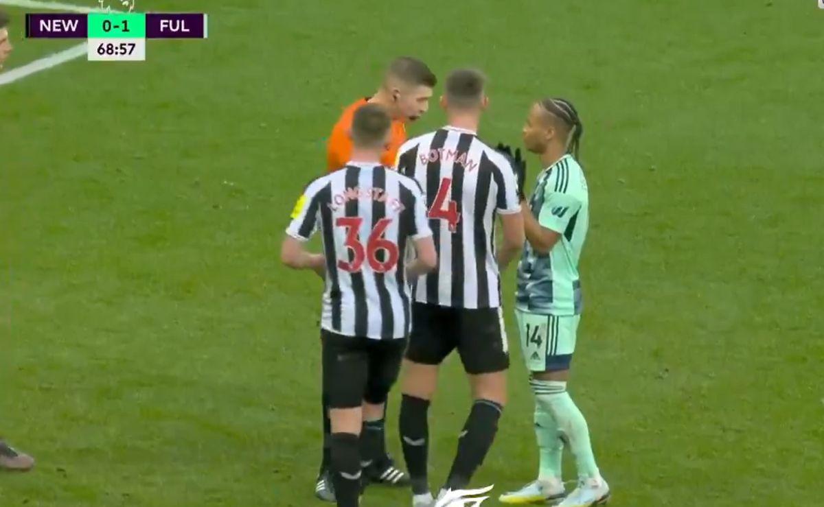 Fază incredibilă în Premier League » S-a făcut de râs la executarea penalty-ului inventat și arbitrul i-a anulat golul!