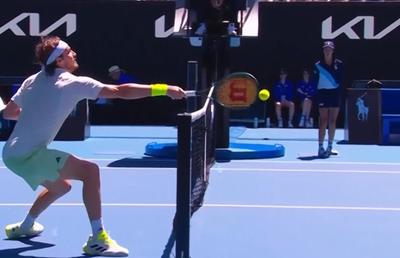 Stefanos Tsitsipas, lovitura zilei la Australian Open » A câștigat punctul deși mingea era în jumătatea adversarului