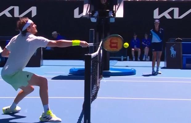 Stefanos Tsitsipas, lovitura zilei la Australian Open » A câștigat punctul deși mingea era în jumătatea adversarului