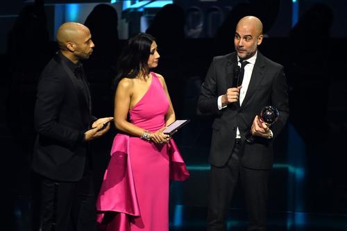 Pep Guardiola, antrenorul anului FIFA, alături de prezentatorii Reshmin Chowdhury și Thierry Henry Foto: Guliver/GettyImages
