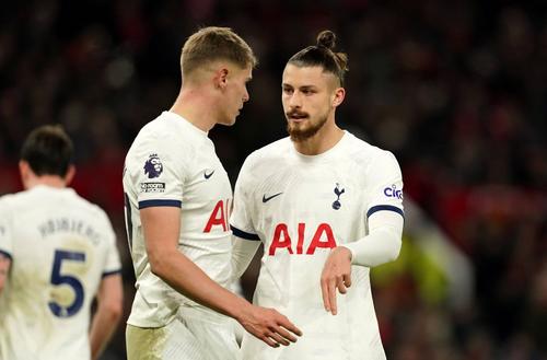 Micky van de Ven și Radu Drăgușin în Manchester United - Tottenham Foto: Imago