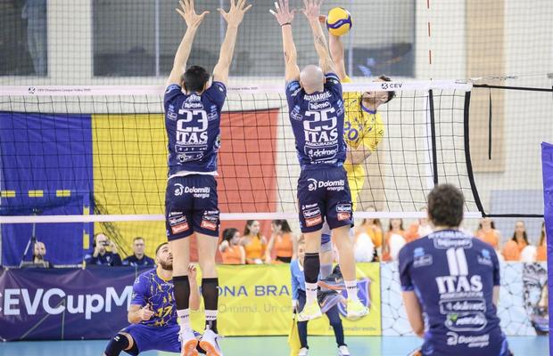 CSM Corona Brașov, învinsă în patru seturi de campioana Europei, în optimile Cupei CEV