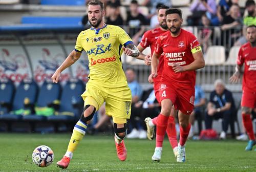 Fostul fotbalist Marius Baciu (49 de ani) susține că cei de la Hermannstadt (locul 9 în Superliga) se pregătesc în condiții de antrenament foarte proaste.
